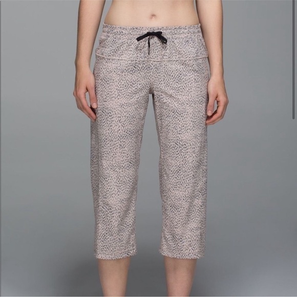 Lululemon Step Lively Crop Dottie Dash Grain Black Size 6 - Picture 1 of 9